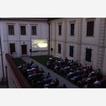Kino na grajskem dvorišču - Mestna promenada Brežice 24