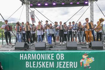 Na Bledu zazvenelo 450 harmonik 