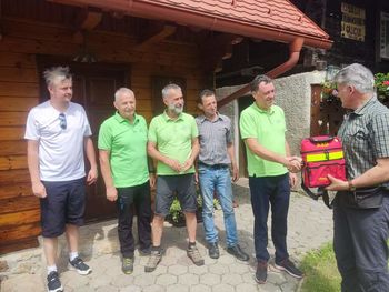 Občina Žalec Planinskemu društvu Galicija v uporabo predala prenosni avtomatski defibrilator