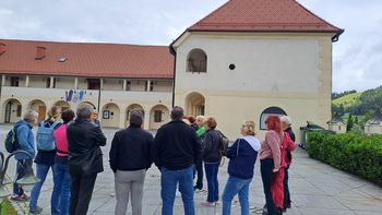 Vedrinovci na sprehodu ob mestnem obzidju Slovenj Gradca