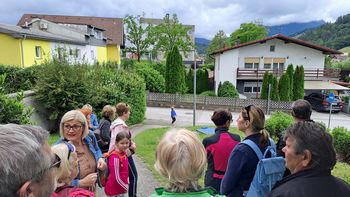 Vedrinovci na sprehodu ob mestnem obzidju Slovenj Gradca
