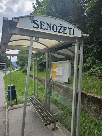 Poškodovana avtobusna nadstrešnica Senožeti (smer Slovenski Javornik)