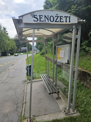 Poškodovana avtobusna nadstrešnica Senožeti (smer Slovenski Javornik)