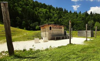 JAVNO ZBIRANJE PONUDB za sezonsko oddajo prostora za namen gostinske ureditve na območju Pustotnika za leto 2024