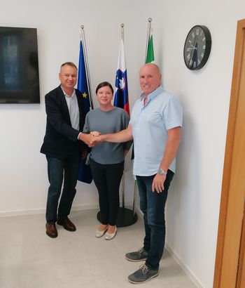 Podpisana pogodba za gradnjo športnega igrišča