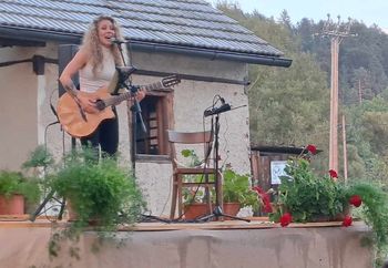 Glasbeni koncert pod zvezdami z Dunjo Glasbeni koncert pod zvezdami z Dunjo