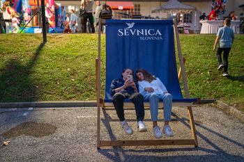 V parku pred občino Sevnica je dišalo 