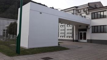 Kdo in zakaj so prebelili poslikave odbojkarjev na kanalskem igrišču?