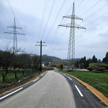 Pred dnevom spomina na mrtve obnovljena cesta na delu mestnega pokopališča