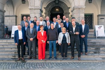 Župani enaindvajsetih občin Ljubljanske urbane regije podpisali sporazum za vzpostavitev enotnega sistema javne izposoje e-koles Župani enaindvajsetih občin Ljubljanske urbane regije podpisali sporazum za vzpostavitev enotnega sistema javne izposoje e-koles