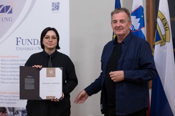 Študentka Tamara Taskova (levo) in prof. Boštjan Potokar, dekan Akademije umetnosti (desno). Foto: Miha Godec