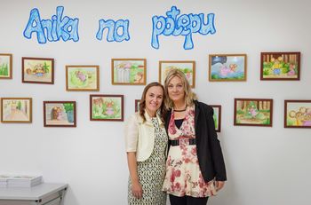 PRAVLJIČNI POTEP Z ANIKO IN LIKOVNA RAZSTAVA V KNJIŽNICI VOJNIK 