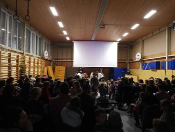 Dedek Mraz je obdaril še zadnjo skupino otrok in pomahal v slovo
