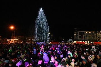 S prižigom luči v najbolj prazničen mesec v letu