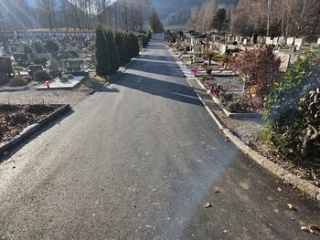 Zaključena preplastitev poti na pokopališču Blejska Dobrava