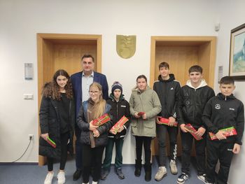 Učenci OŠ Poldeta Stražišarja izdelali voščilnice za Občino Jesenice