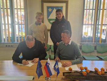 Podpis donatorske pogodbe za nov defibrilator na Koseču Podpis donatorske pogodbe za nov defibrilator na Koseču