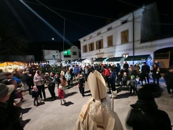V Kobaridu smo prižgali praznične luči, najmlajše pa je obdaril Sveti Miklavž V Kobaridu smo prižgali praznične luči, najmlajše pa je obdaril Sveti Miklavž