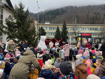Obdarovanje otrok Vrtca Jesenice na Trgu prijateljstva