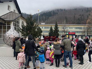 Obdarovanje otrok Vrtca Jesenice na Trgu prijateljstva