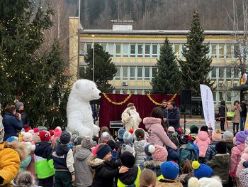 Obdarovanje otrok Vrtca Jesenice na Trgu prijateljstva