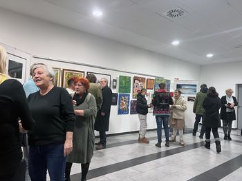 Ustvarjalnost kot most med generacijami in skupnostmi: Razstava Mislinjske doline v MKC Slovenj Gradec