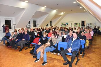Skok v toplice: Komedija o življenjskih izzivih in smehu