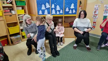 Bralna čajanka z babicami in obisk pravljičarke v Vrtcu Cirkovce