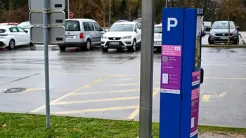 Plačevanje parkirnine začasno možno le prek SMS-a in aplikacij