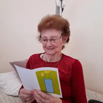 Prvošolci s tutorji razveselili upokojenke ob dnevu žena