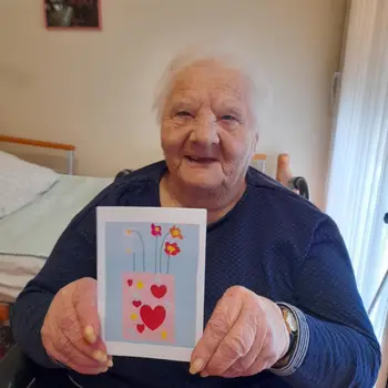 Prvošolci s tutorji razveselili upokojenke ob dnevu žena