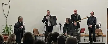 Jana Kvas s slovenskimi in francoskimi šansoni