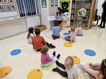 Pisane barve pomladi na pravljični uri v Žalcu