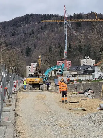 Stanovanjski dvojček na Jesenicah – gradnja in komunalna ureditev v teku