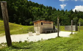 JAVNO ZBIRANJE PONUDB za sezonsko oddajo prostora za namen gostinske ureditve na območju Pustotnika JAVNO ZBIRANJE PONUDB za sezonsko oddajo prostora za namen gostinske ureditve na območju Pustotnika