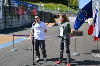 podpredsednik in predsednica Športnega društva Kriza med nagovorom