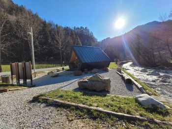 Domačini prepoznali izjemnost velike skale v Dovžanovi soteski