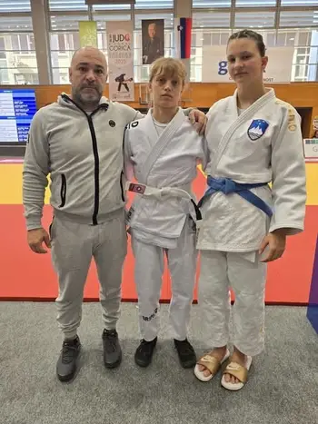 Maruša Šmigoc in Timeja Starovasnik na stopničkah pasovnega Državnega prvenstva v judu