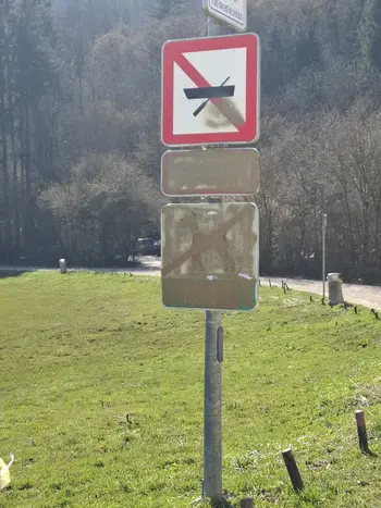 VANDALIZEM OB NARAVNEM SPOMENIKU JEZERO PRI PODPEČI ali NI VSE ZLATO, KAR SE SVETI