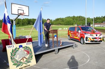 Gasilci PGD Prečna prevzeli dve novi gasilski vozili