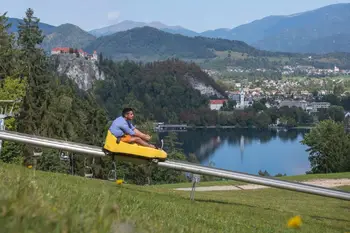 Straža vabi na poletno sankanje, razglede in nepozabno zabavo
