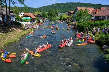 Spust po reki Krki znova povezal kajakaše iz vse Slovenije