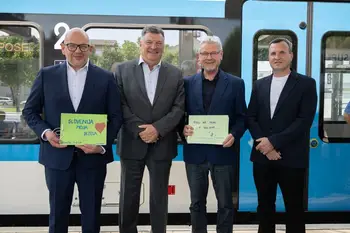 Nove, sodobne vlake Slovenskih železnic pozdravil tudi župan dr. Peter Verlič Nove, sodobne vlake Slovenskih železnic pozdravil tudi župan dr. Peter Verlič