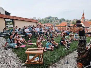 Bralnica na vrtu Sokolskega doma 2025