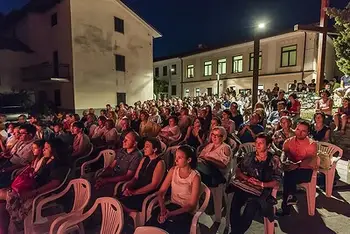 2017 publika na koncertu BB NOVA in Tinkara Kovač na placu, foto Primož Brecel