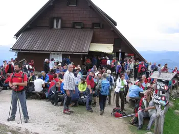 Jeseniški planinci pred obsežno obnovo Koče na Golici