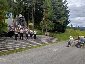 Slovesnost pri spomeniku padlih talcev na Belem polju