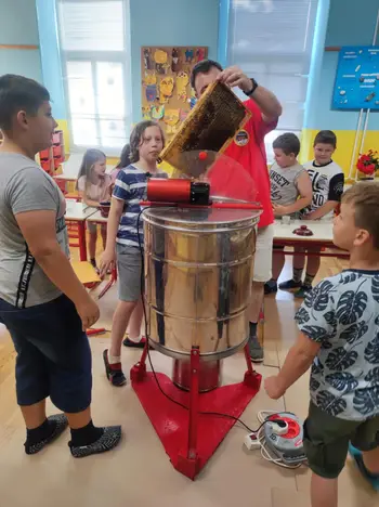 Točenje medu na POŠ Nova Cerkev, 19.6.2025