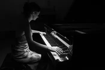  Butični koncert pianistke Neže Pogačar