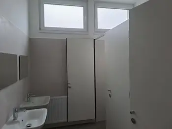 Občina Jesenice uspešno zaključila obnovo sanitarij na OŠ Koroška Bela